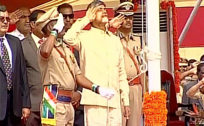 आंध्र प्रदेश के मुख्यमंत्री चंद्रबाबू नायडू ने तिरुपति में फहराया तिरंगा