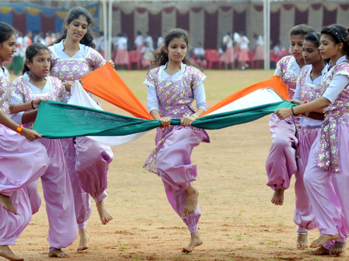 मंगलुरु में आज़ादी का जश्न मनाते छात्र-छात्राएं