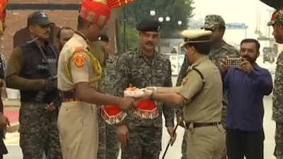 BSF soldiers present sweets to Pakistani rangers on I-Day 