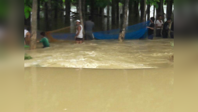 बलरामपुर में भी बाढ़ का कहर: सैकड़ों गांवों का मुख्यालय से टूटा संपर्क, शहर में घुसा पानी