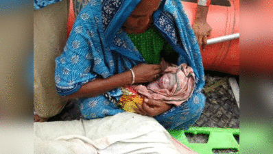 बिहार बाढ़: महिला ने NDRF की नाव में दिया बच्चे को जन्म