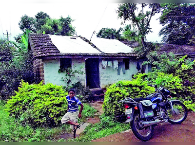 ಕ್ವಾಟ್ರಸ್‌ ತಾಪತ್ರಯಕ್ಕೆ ತಾಡಪತ್ರಿ ಆಸರೆ !