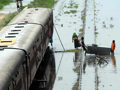 असम और बिहार में बाढ़ के चलते राजधानी सहित कई ट्रेनें कैंसल