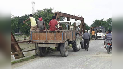 সেতু থেকে বানের জলে লাশ ফেলল পুলিশ, ভাইরাল ছবি