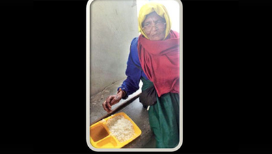 इंदिरा कैन्टीन के स्टाफर ने बचाया 105 वर्षीय भिखारन के लिए खाना