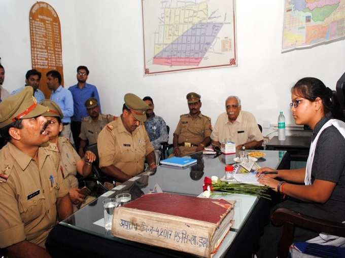 पुलिस अधिकारियों के साथ सौम्या