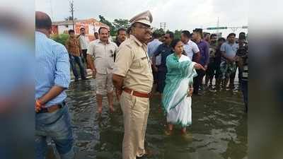 জলে নেমে বন্যাদুর্গতদের পাশে থাকার আশ্বাস মমতার