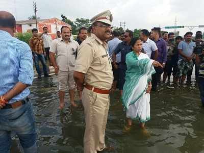 জলে নেমে বন্যাদুর্গতদের পাশে থাকার আশ্বাস মমতার