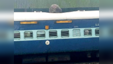 चलती ट्रेन पर गिरा 1000 किलो का पत्थर, 3 यात्री घायल