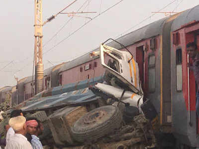 औरैया में ट्रेन हादसा: डंपर से टकराई कैफियत एक्सप्रेस, 8 डिब्बे पटरी से उतरे, 74 घायल
