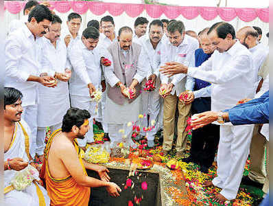 రెడ్డి హాస్టల్‌కు ఎన్ని కోట్లైనా ఇస్తా: కేసీఆర్