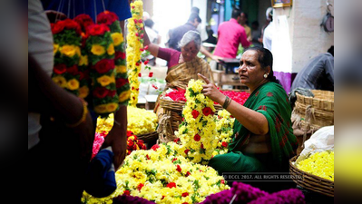 ಗೌರಿ-ಗಣೇಶ ಹಬ್ಬಕ್ಕೆ ತುಟ್ಟಿಯಾದ ಹೂ-ಹಣ್ಣುಗಳು