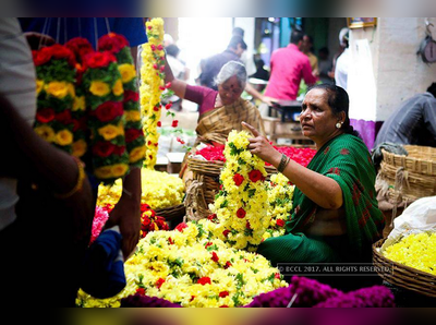 ಗೌರಿ-ಗಣೇಶ ಹಬ್ಬಕ್ಕೆ ತುಟ್ಟಿಯಾದ ಹೂ-ಹಣ್ಣುಗಳು