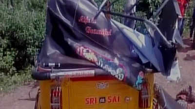 Six killed, four injured as auto hits lorry in Telangana 