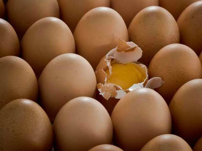 खिलाए जाते हैं साबुत अंडे