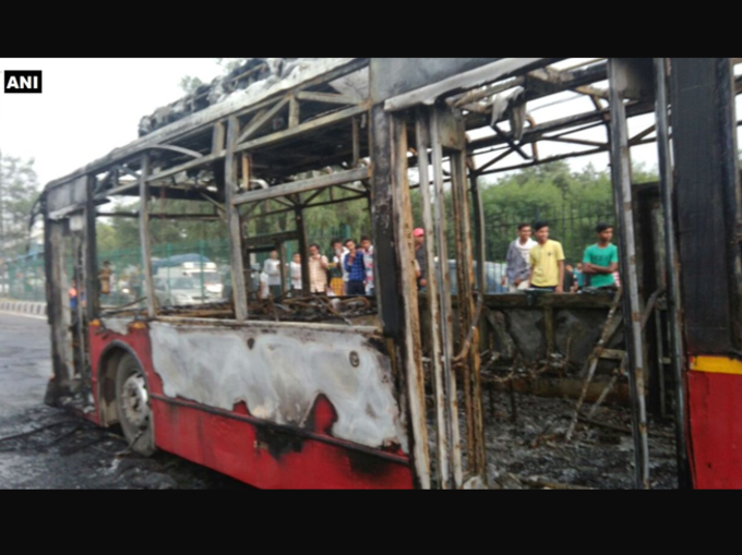 दिल्ली के मंडोली फ्लाईओवर पर 2 बसों को किया आग के हवाले
