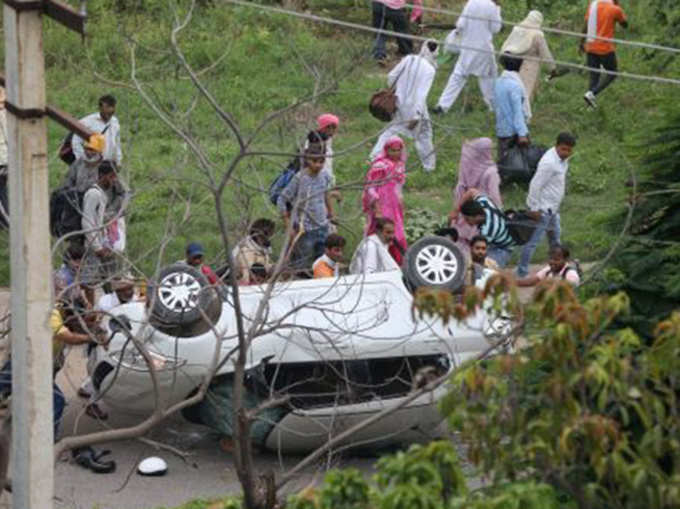 कार पलटते डेरा समर्थक