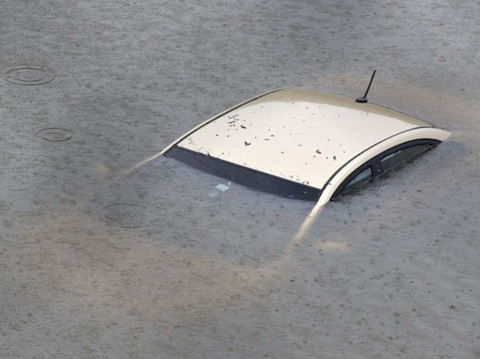 भयंकर बारिश से सड़कों पर खड़े वाहन भी जलमग्न हो गए