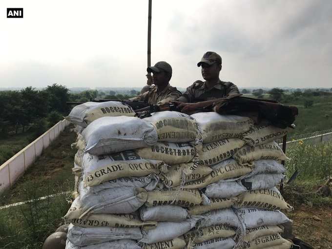 रोहतक जेल के पास सुरक्षा के कड़े इंतजाम।