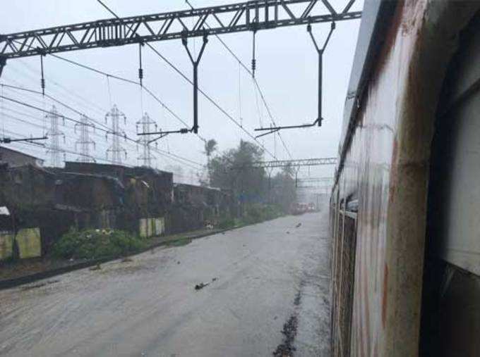 मुंबईः सायन-माटुंगा रेल्वे रुळावर पाणी साचले.