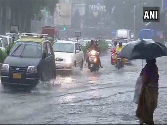 मुंबईः वांद्रे परिसरात मुसळधार पाऊस, रस्त्यावर साचले पाणी.