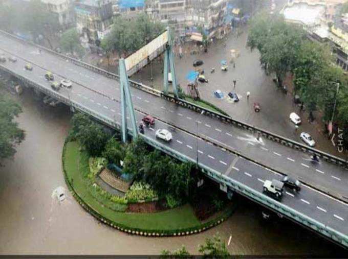 मुंबईः दादर सर्कलला पाण्याचा वेढा. रस्त्यांवर पाणी साचले.