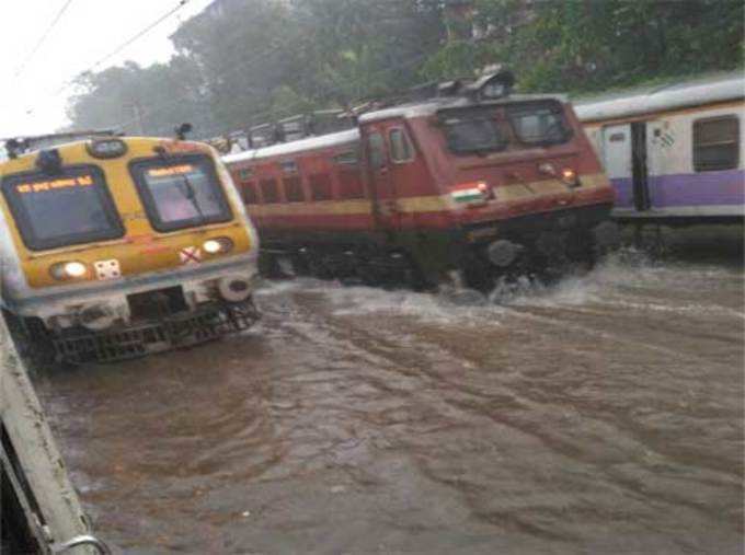 मुंबईः रेल्वे ट्रॅकवर पाणी साचले. लोकल, लांब पल्ल्यांच्या गाड्या ठप्प.