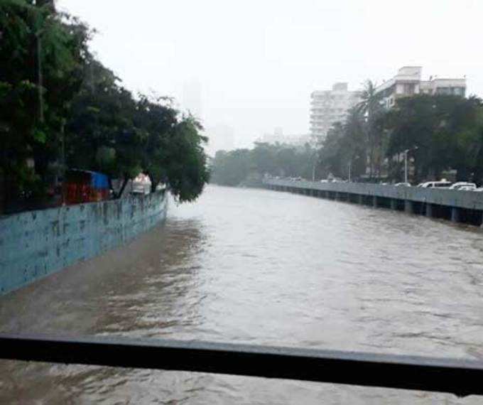 मुंबई: दहिसर नदी दुथडी भरून वाहू लागली