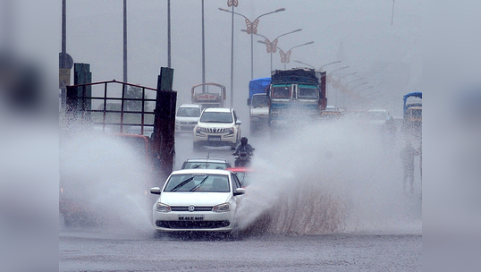 टिप्स: मुंबई जैसी भारी बारिश में ऐसे करें ड्राइव, रहेंगे सेफ 