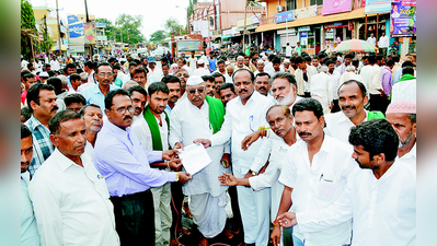 ಕಾಲುವೆಗೆ ನೀರು ಹರಿಸಲು ಆಗ್ರಹಿಸಿ ಪ್ರತಿಭಟನೆ