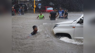 मुंबई: बारिश में फंसे लोगों तक इस तरह पहुंच रही है मदद