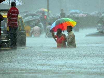 मुंबई में मूसलाधार बारिश, इमारत गिरने और लैंडस्लाइड से 3 की मौत
