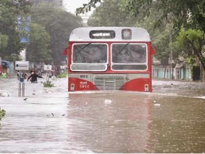 मध्य आणि पश्चिम रेल्वे धीम्यागतीनं सुरू