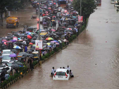 LIVE: बारिश से बेहाल मुंबई का हर अपडेट