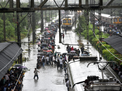 बारिश से बेहाल मुंबई में पटरी पर लौट रहा जनजीवन
