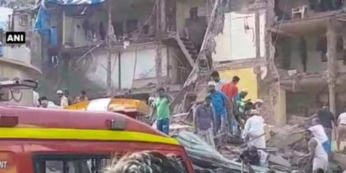 मुंबई के जेजे मार्ग में एक तीन मंजिला इमारत गिरी। लोगों के मलबे में फंसे होने की आशंका जताई जा रही है।