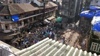 LIVE: मुंबई में इमारत गिरी, जानें हर अपडेट