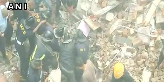भिंडी बाजार में गिरी इमारत के मलबे से 12 घायल लोगों को निकाला गया जिसमें 5 लोगों की हालत गंभीर बताई जा रही है।