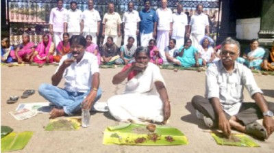 ഓണാഘോഷത്തിനിടെ കരിമണ്ണ് സദ്യയൊരുക്കി പ്രതിഷേധം