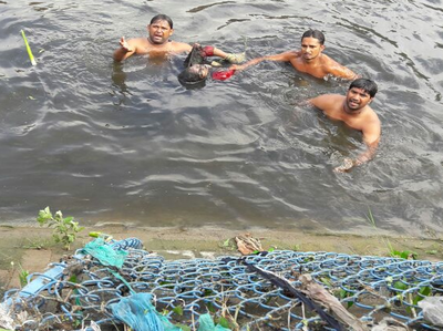 दिल्ली के गाजीपुर में कचरे के पहाड़ का हिस्सा गिरा, 3 की मौत