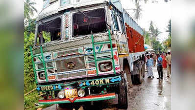 ट्रक की टक्कर से 2 की मौत, विरोध में जाम
