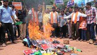 Mangaluru: Bajrang Dal and VHP members protest against use of Chinese products 