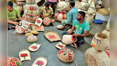 কাঁধে মণ্ডপ গড়ার দায়িত্ব, তার ফাঁকেই নমাজ সারেন আসরাফ