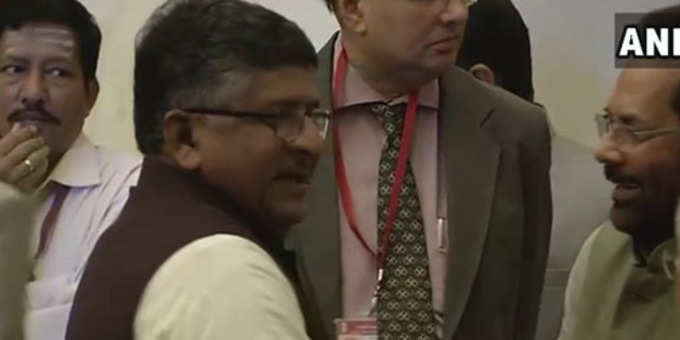 शपथग्रहण समारोह: केंद्रीय मंत्री रविशंकर प्रसाद ने मुख्तार अब्बास नकवी से मुलाकात की।