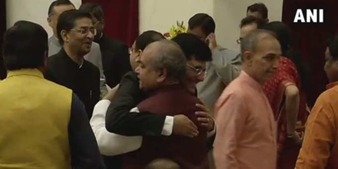 शपथग्रहण समारोह: केंद्रीय मंत्री पीयूष गोयल ने नरेंद्र सिंह तोमर से मुलाकात की।