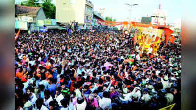 ಜನಸಾಗರದ ನಡುವೆ ವೈಭವದ ಮೆರವಣಿಗೆ