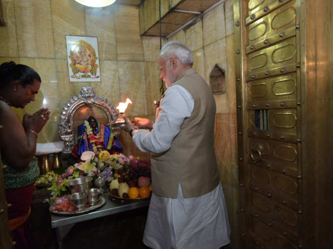 कालीबाड़ी मंदिर में की पूजा