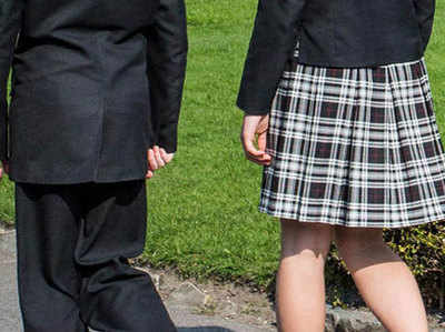 लिंगभेद से निपटने के लिए स्कूल में स्कर्ट पर लगाई पाबंदी