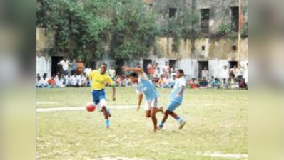 ফুটবলে মাতলেন আলিপুর সংশোধনাগারের বন্দিরা