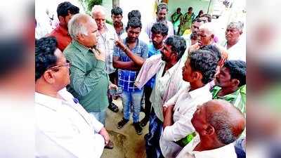 ಪಿಕೆಜಿಬಿಗೆ ಬೀಗ ಜಡಿದು ಪ್ರತಿಭಟನೆ